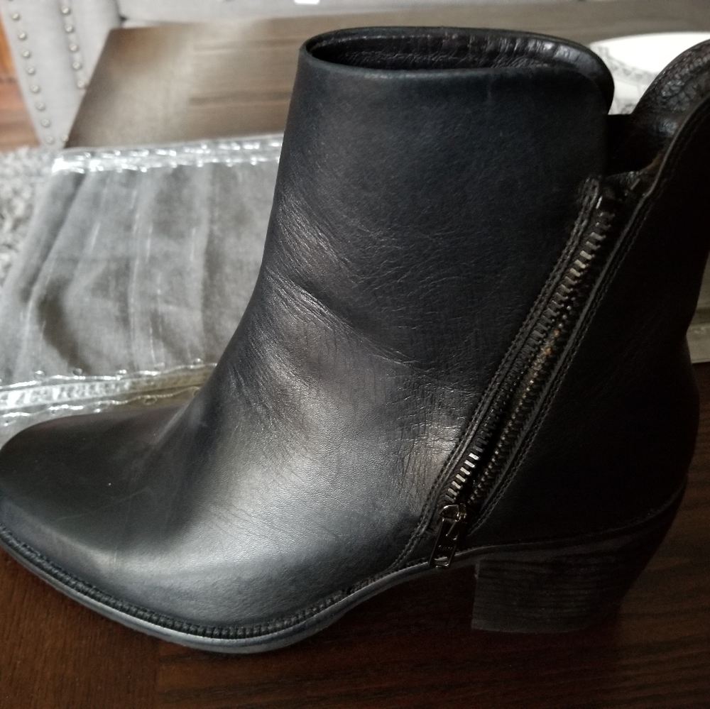 Almost brand new, worn twice, Italian leather